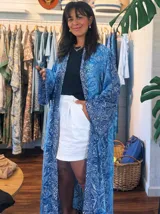 Kimono largo con estampado de cachemira en tonos azules y blancos.