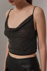 Top blanco ajustado al cuerpo con breteles finos y diseño minimalista.