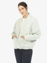 Chaqueta estilo kimono capitoneada color celeste con cuello mao, mangas largas y dos bolsillos delanteros.