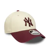 Gorro New Era 9FORTY ajustable, con corona de color beige claro y visera curva de color bordó. Presenta el logo de los New York Yankees bordado en hilo bordó en el panel frontal.