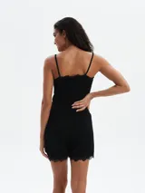 Short de pijama color lila con estampado de flores blancas y ribete de encaje en el ruedo.