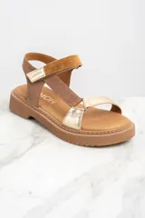 Sandalias de cuero color marrón y dorado, con plataforma y hebilla ajustable.