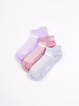 Pack de tres pares de medias deportivas de corte bajo en colores lila, rosa y celeste.