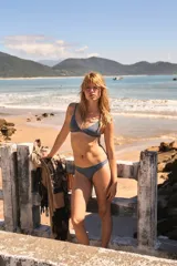 Conjunto de bikini turquesa, con corpiño triangular fijo y bombacha clásica.