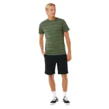 Remera verde con rayas horizontales negras, de corte clásico y mangas cortas.