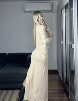 Vestido midi marrón de morley grueso, corte ajustado, cuello alto y mangas largas.