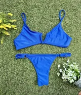 Conjunto de bikini azul con corpiño en forma de V y colaless regulable, diseñado para mayor comodidad.