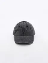Gorro de béisbol azul denim con logo de palmera bordado en negro.