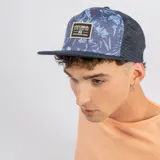 Gorro azul y negro con diseño floral, ideal para complementar tu look casual.