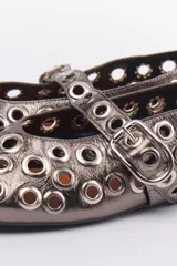 Ballerinas plateadas con múltiples ojalillos y tira con hebilla.