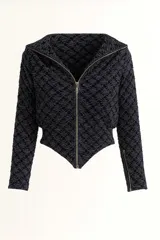 Campera de crochet de hilo celeste con negro y con forro interior, con cierre frontal y cuello alto.