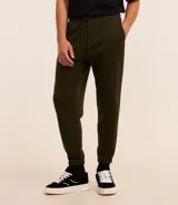 Pantalón jogger color beige confeccionado en algodón y poliéster, con cintura elástica ajustable con cordón, bolsillos laterales y tobillos elastizados.