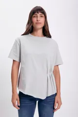 Remera gris claro de corte holgado con detalle de frunces en el lateral.