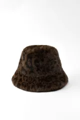 Gorro tipo bucket de piel sintética con estampado animal en tonos marrones.