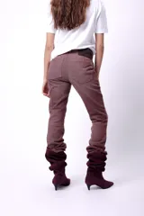 Pantalón jean de tiro medio color marrón, confeccionado en denim 100% algodón.