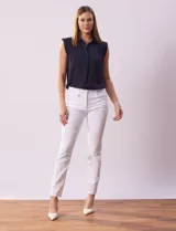 Pantalón de gabardina elastizada color beige, marca Tahari. Corte slim, pretina con pasadores, cierre y broche interno. Delantera y trasera con bolsillos.