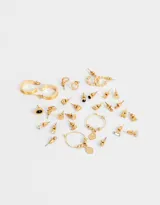 Set de 15 pares de aros dorados con strass, piedras y texturas. Incluye aros pasantes y argollas con dijes.