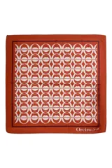 Pañuelo cuadrado de seda, color terracota, con borde en tono más oscuro y estampado repetitivo en blanco que simula bocas o círculos entrelazados. Incluye la inscripción "Oreiro Love" en una esquina.