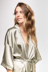 Bata corta color champagne de satén con mangas 3/4 y lazo para atar a la cintura.