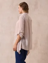 Camisa larga de rayón marca Robert Louis, color beige. Tiene cuello con solapa, abertura central con botones y mangas regulables con presilla y botón. Los laterales tienen tajo.