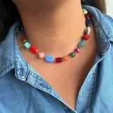 Collar corto con cuentas de colores y cadena de ajuste.