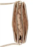 Cartera tipo bandolera o sobre de color rojo, con acabado liso y herrajes metálicos dorados. Presenta el logo triangular de Guess en metal dorado al frente y una correa ajustable de cuero sintético del mismo color. Incluye una cadena dorada como asa adicional.