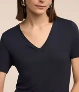 Blusa verde de viscosa con escote en V y mangas cortas.