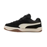 Championes Puma Lifestyle SK8 SD grises con detalles en blanco y suela marrón. Confeccionados en gamuza y tela, con logo de Puma en el lateral. Inspirados en el skateboarding.
