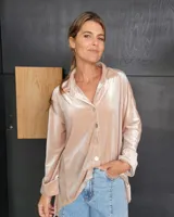 Camisa color beige de terciopelo con botones.