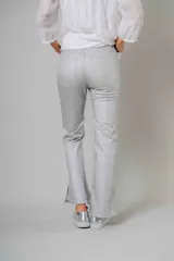 Pantalón de gabardina leather elastizada color marrón, con calce favorecedor y detalles de cierre en los laterales.