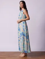 Vestido midi de gasa plisada con estampado abstracto en tonos azules, verdes y beige. Escote redondo, sin mangas, cintura elastizada con lazo de ajuste y abertura central en la espalda con botón.