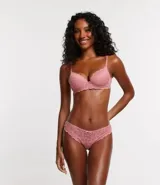 Bombacha bikini de encaje floral color celeste con lazo y dije colgante.