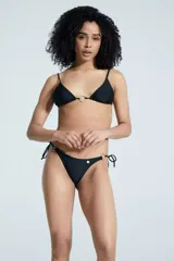 Corpiño de bikini color borgoña, con breteles regulables y argolla metálica en el centro. Se ata en la espalda.