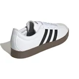 Championes Adidas VL Court Base blancos con detalles en negro y suela marrón. Presentan las tres tiras características de la marca en los laterales y puntera de gamuza gris.