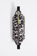 Neceser de estructura blanda, color negro y blanco, con estampado de leopardo. Posee cierre de cremallera y bolsillo interior.