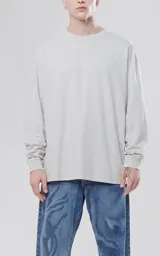 Remera manga larga gris con puños y cuello de ribb al tono, calce regular.