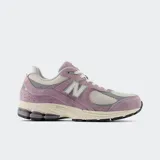 Championes New Balance 2002 color lila y gris, confeccionados en gamuza y malla, con entresuela ABZORB y suela N-ergy.