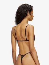 Sujetador de encaje rojo con tirantes finos ajustables y copas triangulares.