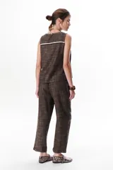 Musculosa celeste de lino con cuello redondo y corte recto.