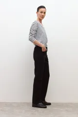 Pantalón recto de vestir color azul marino.