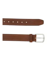 Cinturón marrón de cuero con hebilla metálica plateada y costuras a contratono.