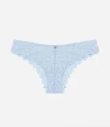 Bombacha de bikini color celeste, de encaje rústico floral, con lazo y dije colgante.