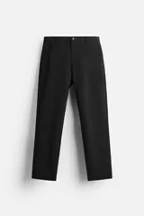 Pantalón negro de corte slim fit, confeccionado en tejido elástico. Cuenta con cintura elástica, bolsillos frontales y traseros de vivo. Cierre frontal con cremallera y botón.