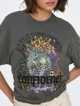 Camiseta gris con estampado de leopardo y texto en negro.