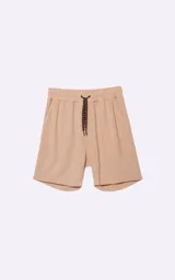 Bermuda beige de algodón con cintura elástica, cordón de ajuste con ojalillos y dos bolsillos delanteros.