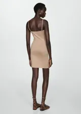 Vestido corto negro ajustado al cuerpo, con tirantes finos regulables y escote redondo.