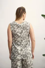 Blusa sin mangas con estampado abstracto en tonos verde y beige.