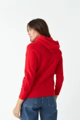 Sweater rojo tejido de punto con capucha y cordones ajustables.