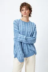 Sweater celeste tramado con diseño de ochos en relieve, cuello redondo y fit oversize.