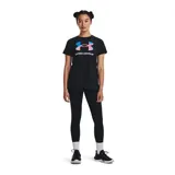 Remera deportiva Under Armour color fucsia con logo blanco estampado en el frente.
